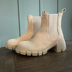 Steve Madden Hola Chelsea Boots—NEVER WORN